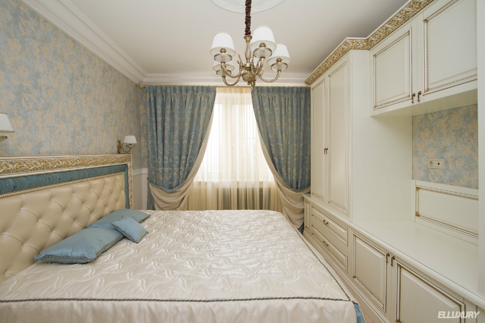 шторы к бежевым обоям в спальню в классическом стиле