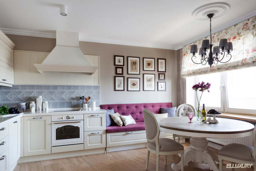 римские шторы с цветами на кухню с фиолетовым диваном 2020 заказать купить в Москве elluxury.ru