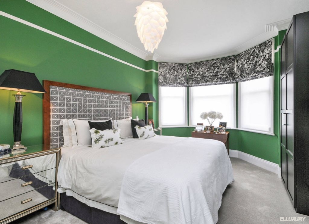 зеленые обои в спальне какие шторы
